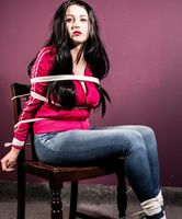 Robbyn Ball Gagged und enger Jeans an den Stuhl gebunden