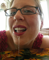 Amateur Rollenspiel und Bitch trinkt Sperma