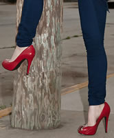 Rote Peeptoe Pumps auf der Straße
