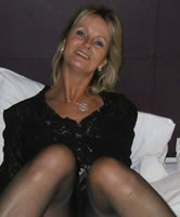 Scharfe Ältere in Nylon