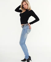 Schlanke Frau in Jeans