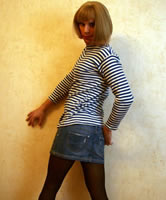 Schlanke TV-Stute in Pantyhose