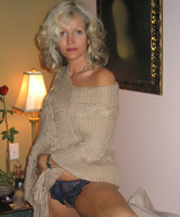 Schöne Frau älter und mit grauen Haaren trägt gerne Panties