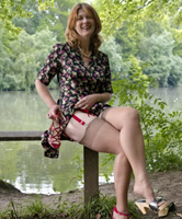 Schuh Lady trägt Strapse in der Öffentlichkeit