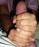 Den Schwanz fest quetschen und wichsen