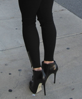 Enge Hose, schwarze High Heels