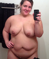 Korpulente Amateur Sau mit Body Selfie im Bad