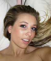 Hübsches Sexting Selfie von dunkelblonder Lady