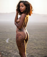 Amateur Nude Model nackt, zeigt Tattoos