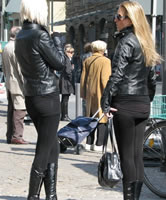 Blonde Girls, schwarzes Outfit, tragen sexy Boots