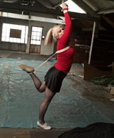 Sexy Girl Flick trägt Strumpfhose und kurzen Rock