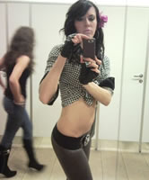 Schlankes Girl mit Selfie auf Schul Toilette