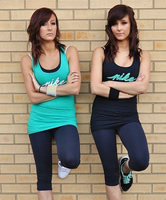 Sexy, brünetteNike Gym und Sister Girls