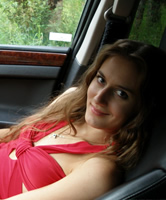 Junge, verheiratete Frau masturbiert im Auto