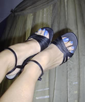 Sexy lackierte Fußnägel in Sandal Pumps