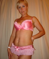 Eigene blonde Ehefrau in sexy pinker Unterwäsche privat aufgenommen