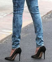 Sexy Pumps auf der Straße laufen