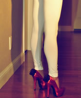 Teen, Beine und Schuhe, Anprobe für Party