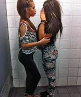 Sexy Teens auf Toilette, Tight Ass Pic
