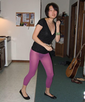 Sexy Yoga Leggings und Flat Shoes von asiatischer Frau