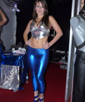 Shiny Blue Tights Event Girl auf Messe