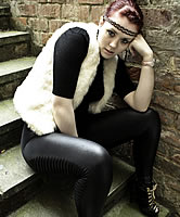 Shiny Redhead trägt Glanzhose