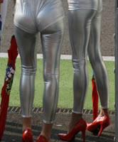 Shiny Silver Spandex und rote Pumps
