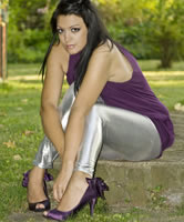 Brünette in Silver Shiny Leggings