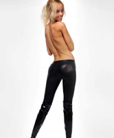 Blondes Skinny Girl in Black Tights