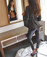 Skinny Girl im Spiegelbild