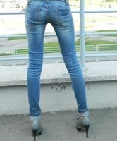 Jeans und Pumps Schuhe