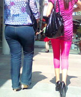 Dünnes Teen im Pink Dress und Heels