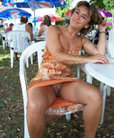 Im Sommer unten ohne im Restaurant Garten