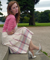 Sophia, weisse Pumps, Feet Dangling