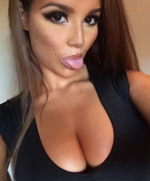 Geile Spanische mit Ausschnitt Titten Selfie