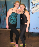 Sportliche Girls in Flip Flops, enge Trainingshose