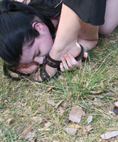 Sandaletten Füße der Herrin küssen