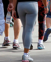 Stramme Beine in Tight Pants fotografiert