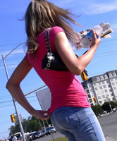 An der Straßen Ampel den Arsch fotografiert