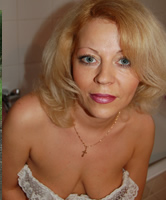 Hängebusen im Ausschnitt von süßer Lady älter