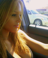 Süßer Blondine den Ausschnitt im Auto fotografiert