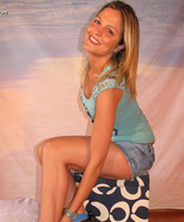 Süße Blondine in blauen Socken