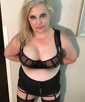 Süße und kleine Hausfrau trägt sexy Wäsche