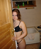 Süße Nympho ganz unschuldig in Unterwäsche