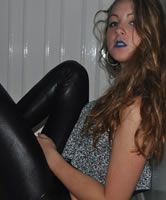 Süßes Mädchen privat barfuß daheim