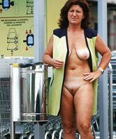 Supermarkt Angestellte mit Tittenfoto am Parkplatz