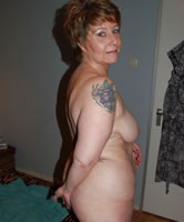 Tätowierte reife Amateur Frau nackt privat