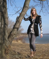 Bekleidet am See fotografiert