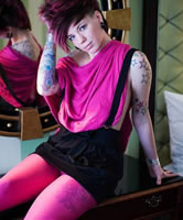 Tattoo Girl in pinken Yoga Leggings