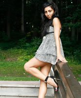 Das indische Teen Girl in High Heels zeigt sexy Beine